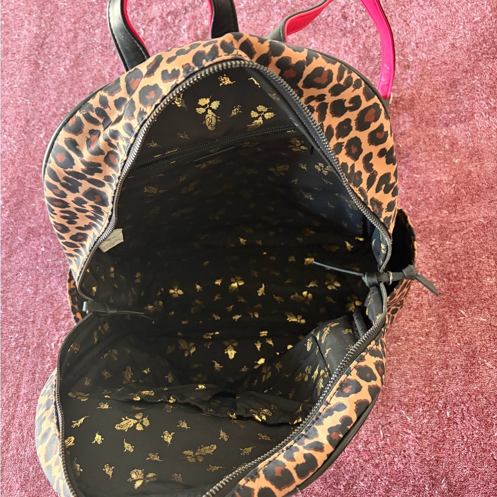 💕 Betsey Johnson Leopard Print Backpack- Large ✨ - Picture 2 of 7